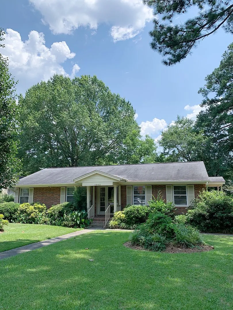 3-4 Bed 2 Bath home - 2 blocks from ECU — Photo 2