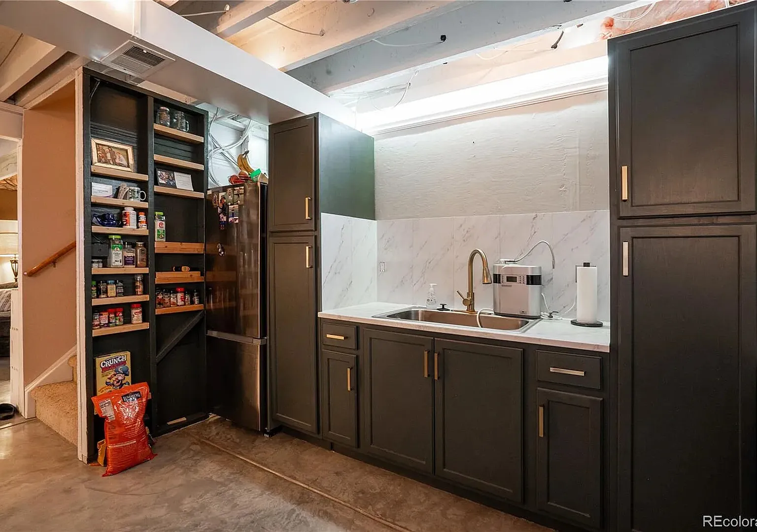 Fully Furnished Private Basement Apartment — Photo 4