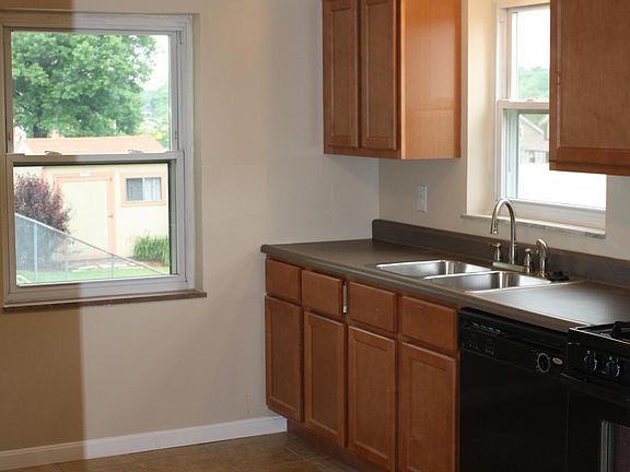 3rd image of 4443 Raceview Ave
