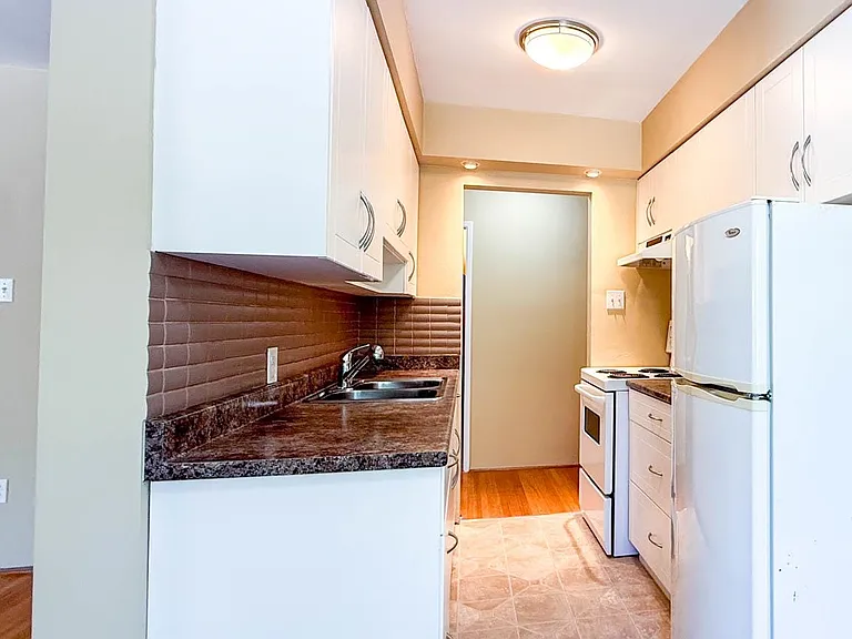 461 W 16th St #102 — Photo 14