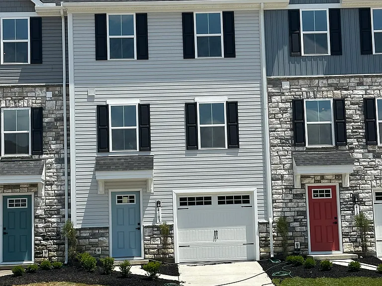 4103 Hemlock Ct — Photo 1
