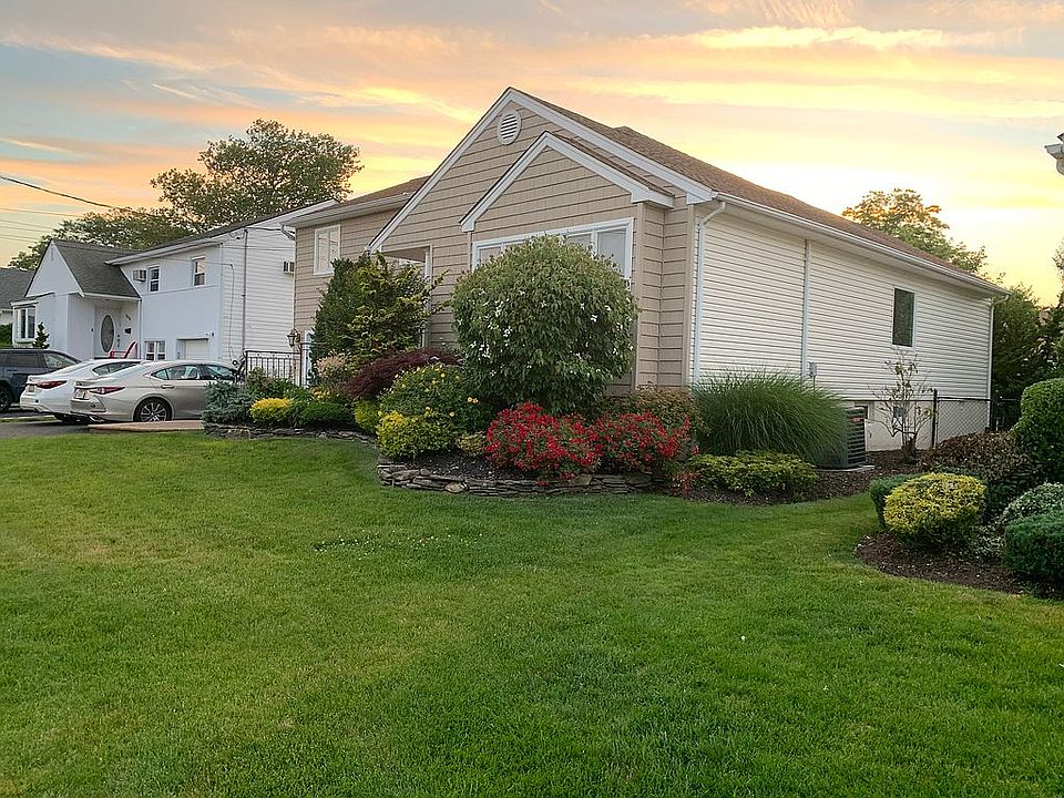 2nd image of 2065 Beverly Way