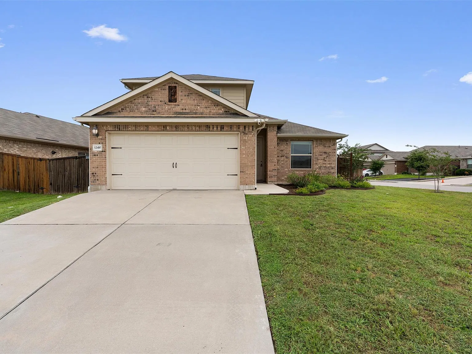 4 bed, 2.0 bath, 2189 sqft, $2,250 — Photo 1
