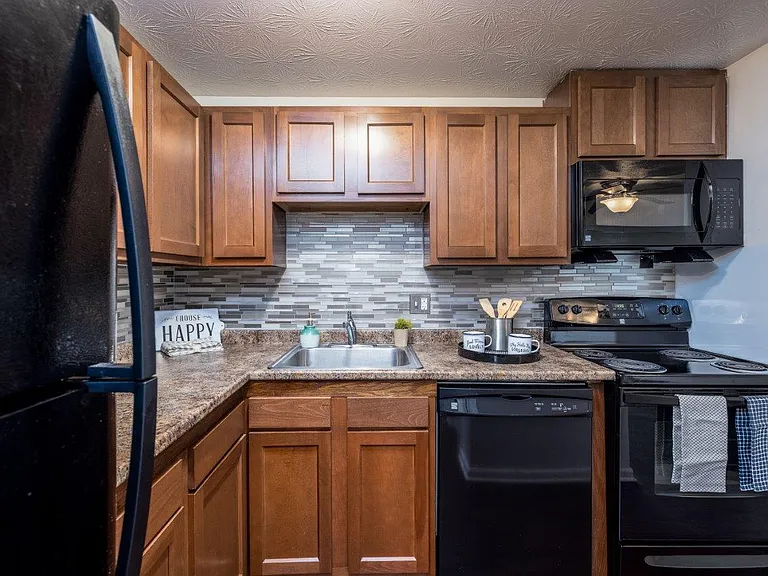 Webster Manor Apartment Homes — Photo 5