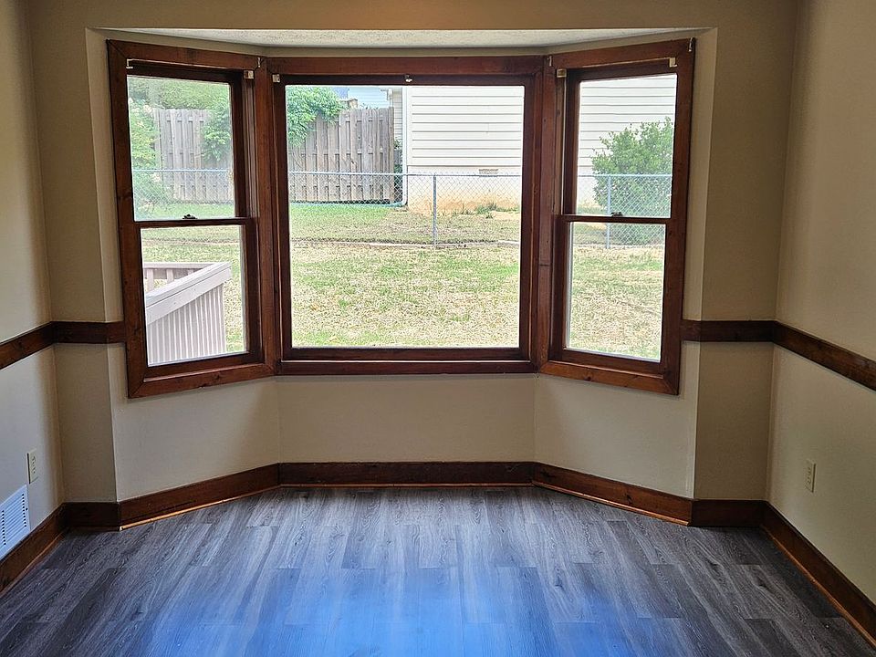 2nd image of 1111 Oak Grove Cir