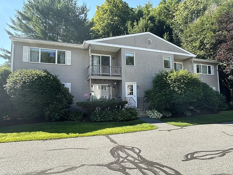 76 Colonial Dr #4 — Photo 1