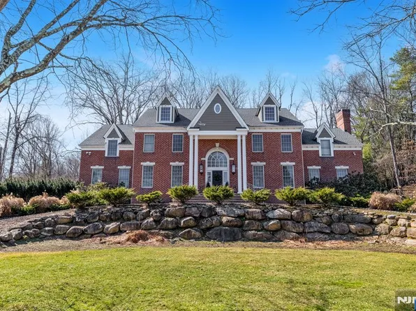 18 Sunflower Dr, Upper Saddle River, NJ 07458