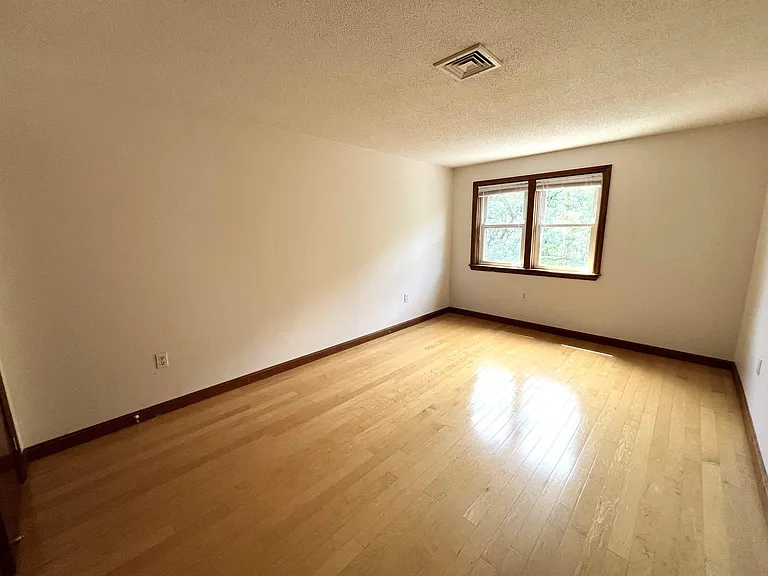 116 Bluestone Dr — Photo 12