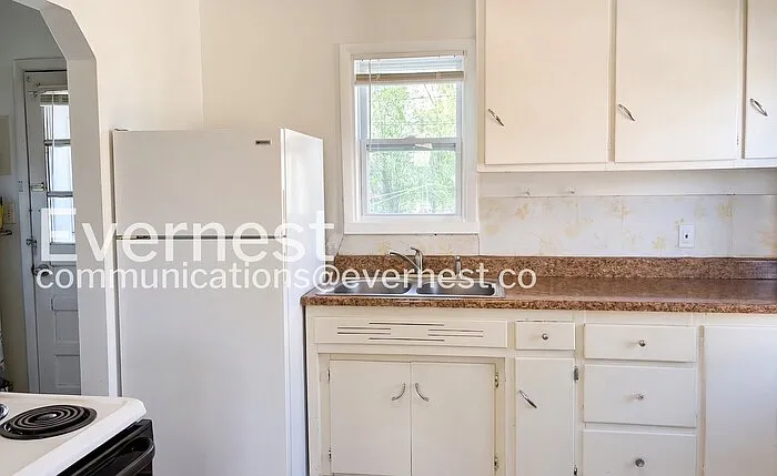 231 N Roosevelt Ave — Photo 3