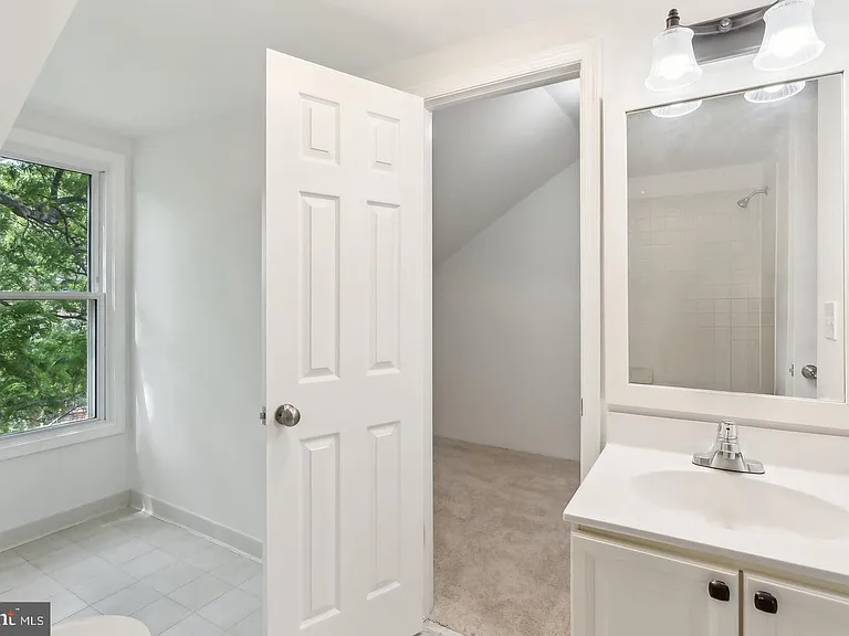 695 W Glebe Rd — Photo 17