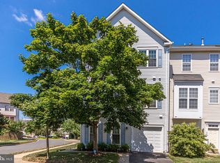 2586 Logan Wood Dr, Herndon, VA 20171