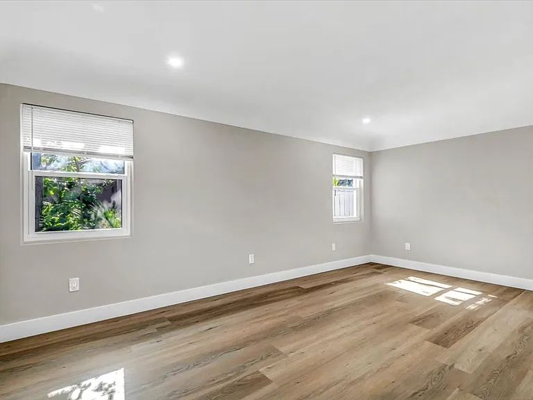 525 Lamara Way NE — Photo 20
