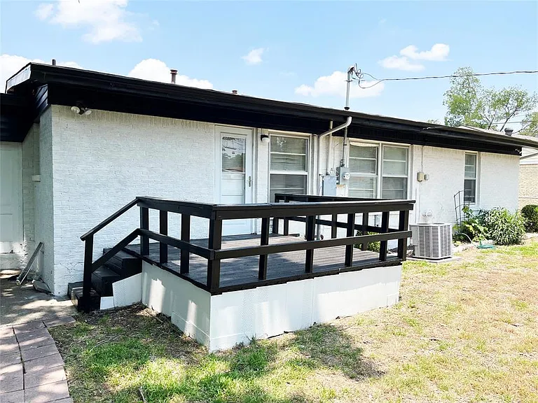 470 Highland Blvd — Photo 10