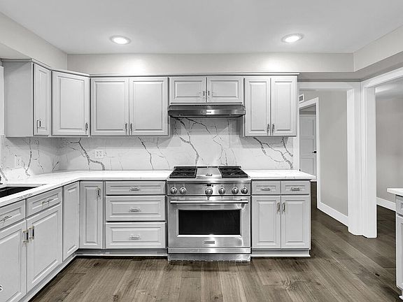 3rd image of 1009 Broadmoor Dr