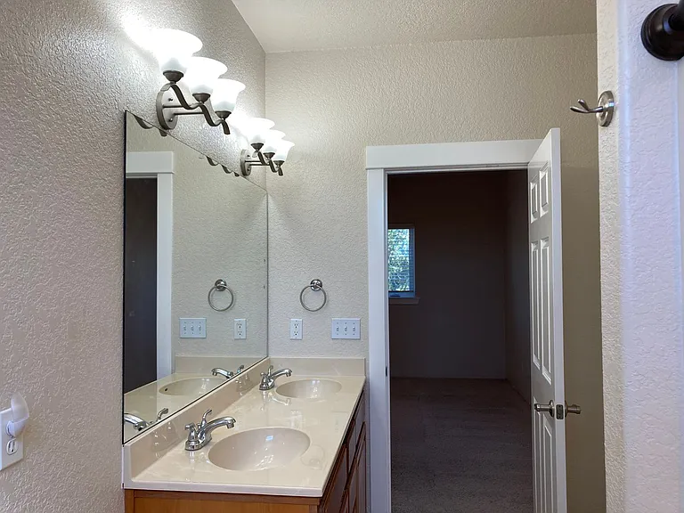 806 SW Kinsington Ct — Photo 14