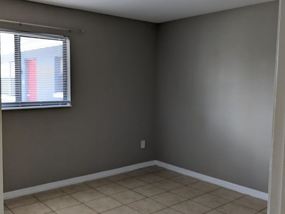 1st image of 129 SE 23rd Pl APT 5