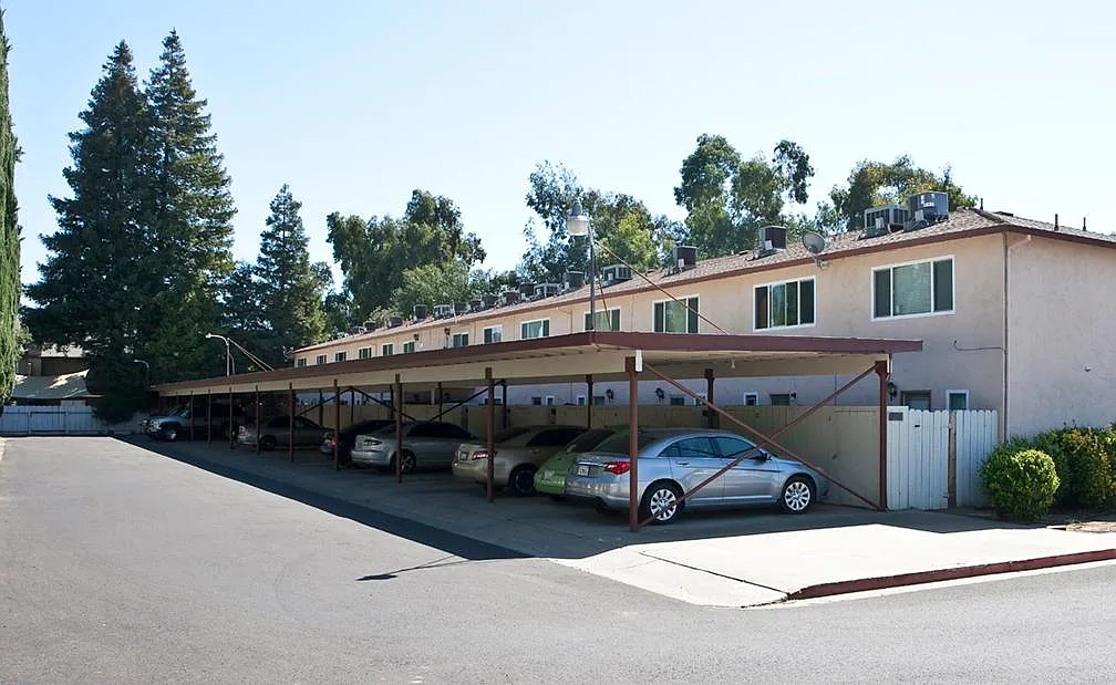 2 bed, 1000 sqft, $1,750 — Photo 4