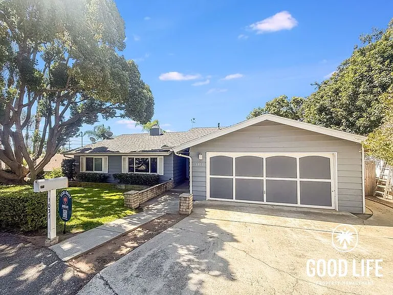 1031 Emelita St — Photo 1