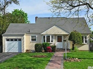26 Park Lane Dr, Albertson, NY 11507