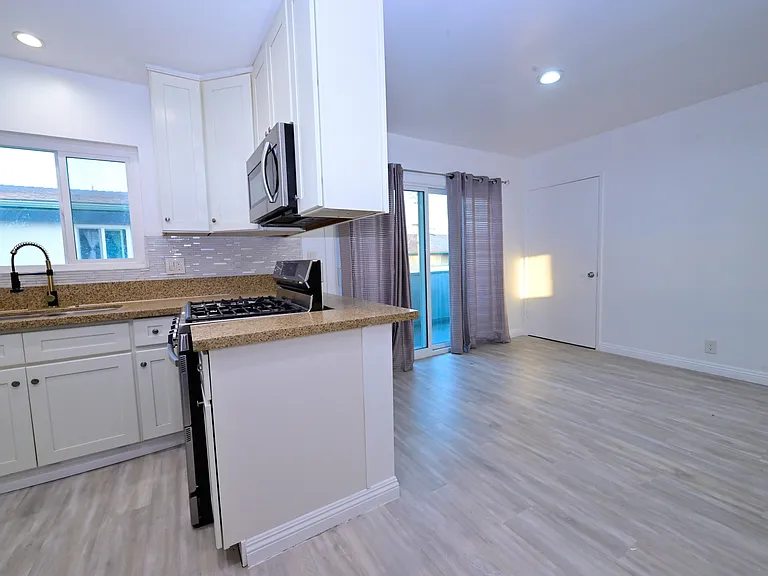 spacious and fully upgraded unit