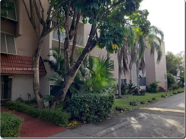 8511 NW 8th St APT 106, Miami, FL 33126