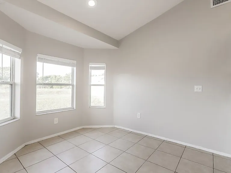 2324 Sunset Pointe Dr — Photo 6