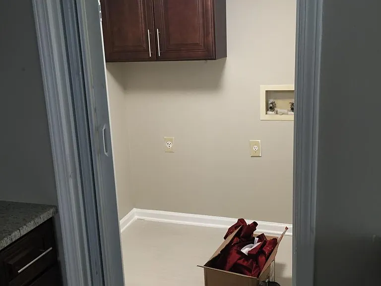 Separate Laundry Room with more storage you, Tile flooring, I HH e Tenatto Orthodonic r it in to