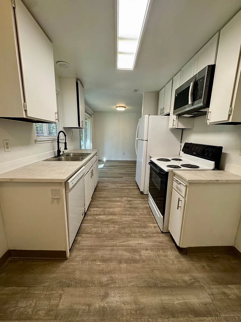 3 bed, 1.0 bath, 1086 sqft, $1,695 — Photo 3