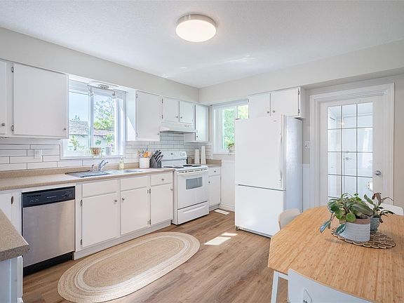 2nd image of 4565 Lathom Rd