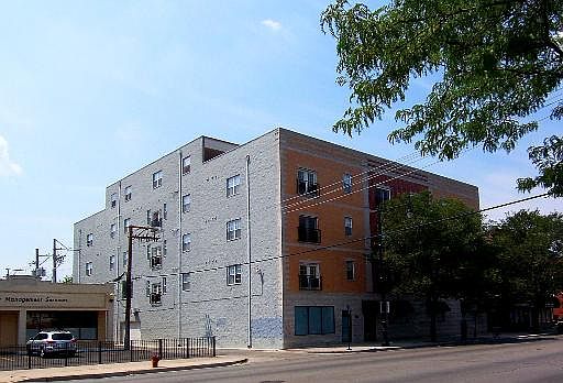 2nd image of 3225 W Fullerton #5NE