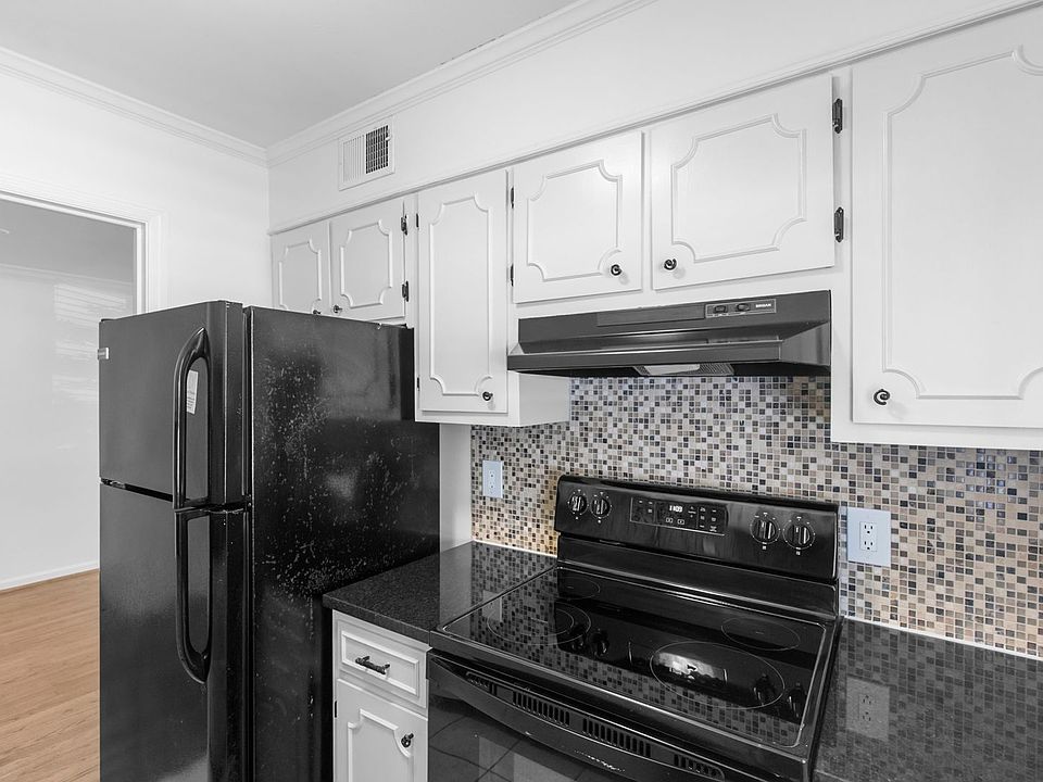 1st image of 3936 Clairmont Ave S Unit 3
