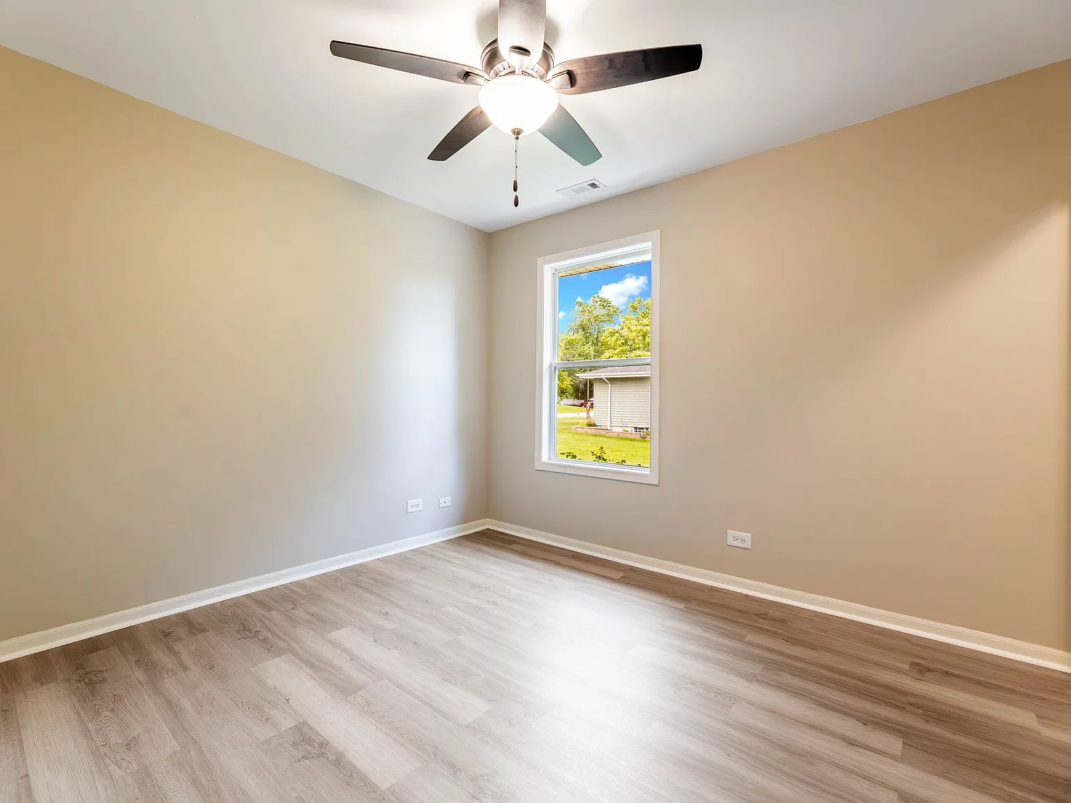 3 bed, 1.0 bath, 1100 sqft, $2,800 — Photo 4