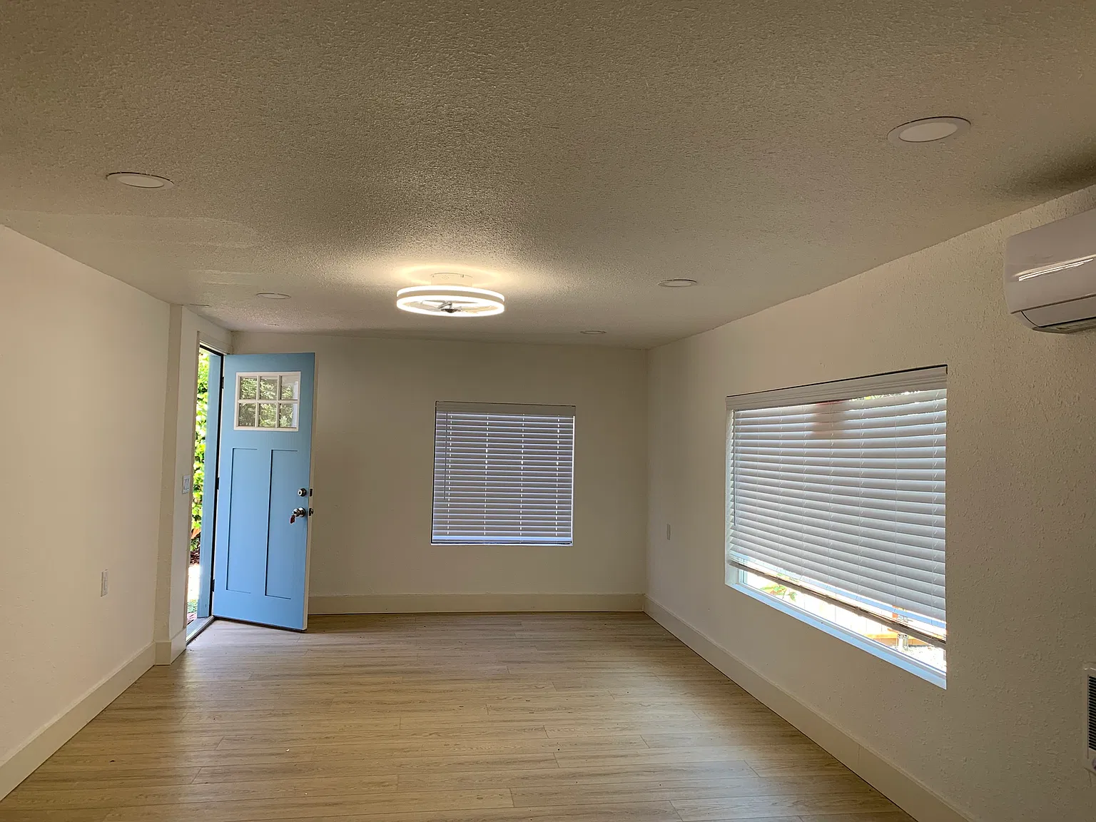 3 bed, 909 sqft, $1,800 — Photo 3