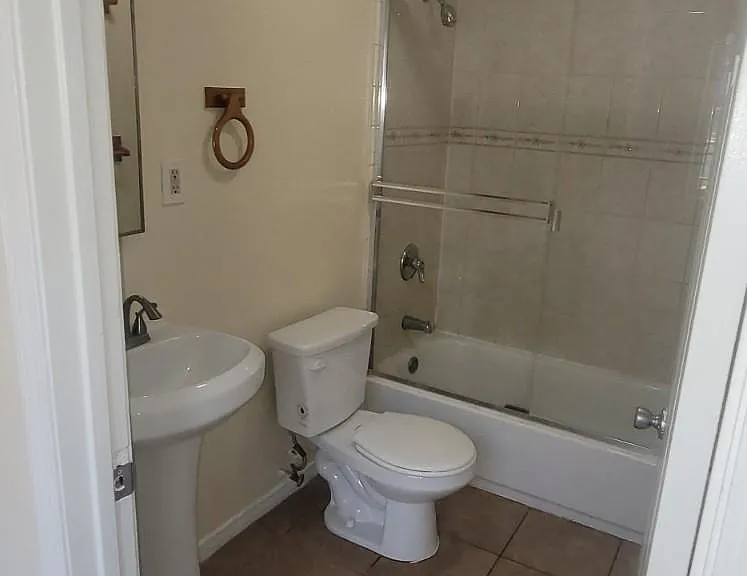 10406 Wilmington Ave — Photo 11