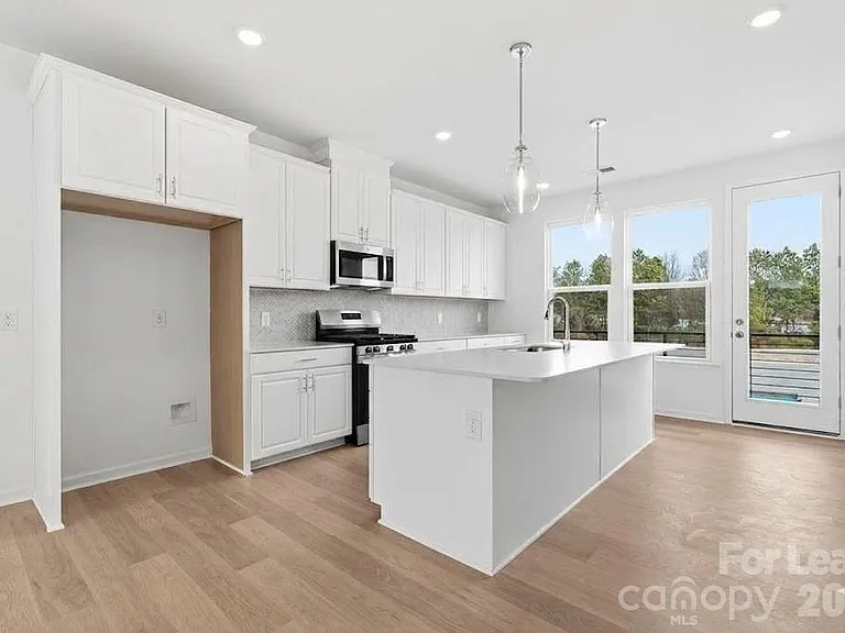 411 Silver Star Blvd — Photo 3