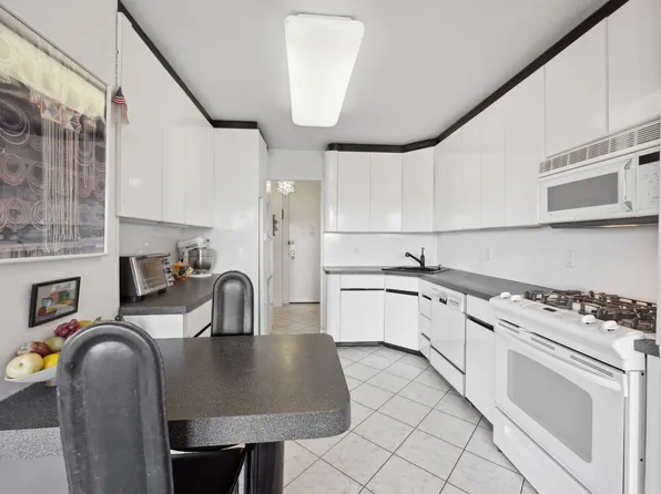 166-25 Powell Cove Boulevard image 1 of 37