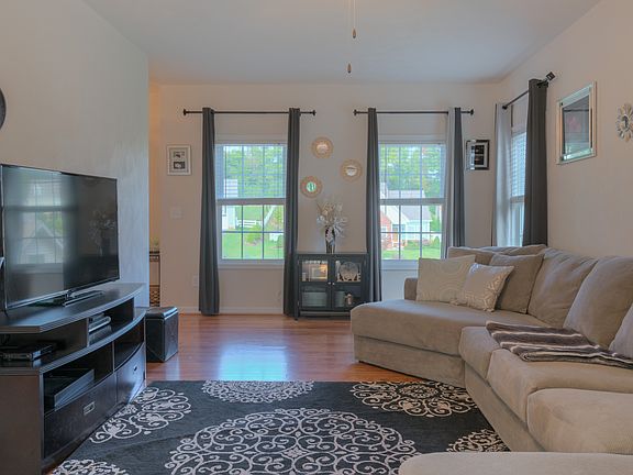 3rd image of 1020 Falor Ln