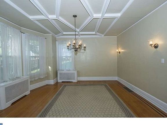 Dining Room
						:
						Stunning millwork design on ceiling, mahogany inlaid hardwood floor