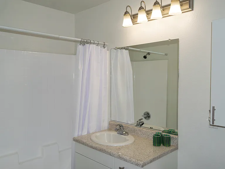 La Pacifica Apartments — Photo 9