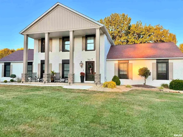 7 Clear Lake Dr, Centralia, IL 62801