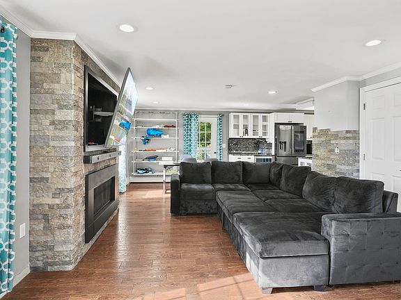 3rd image of 9 Upland Drive