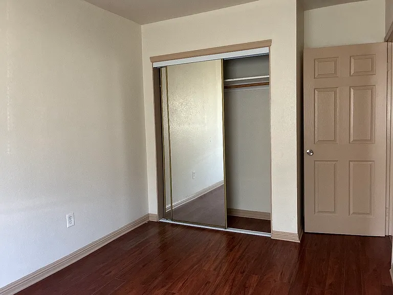 4264 S Menlo Ave — Photo 6