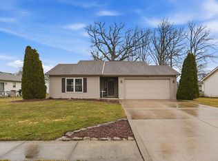 1102 Hideaway Dr, Auburn, IN 46706