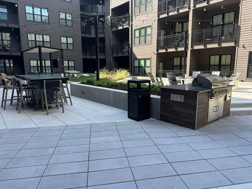 1 bed, 1.5 bath, 925 sqft, $2,064 — Photo 2