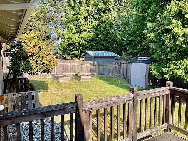 Outdoor shed and garden boxes available for tenant use