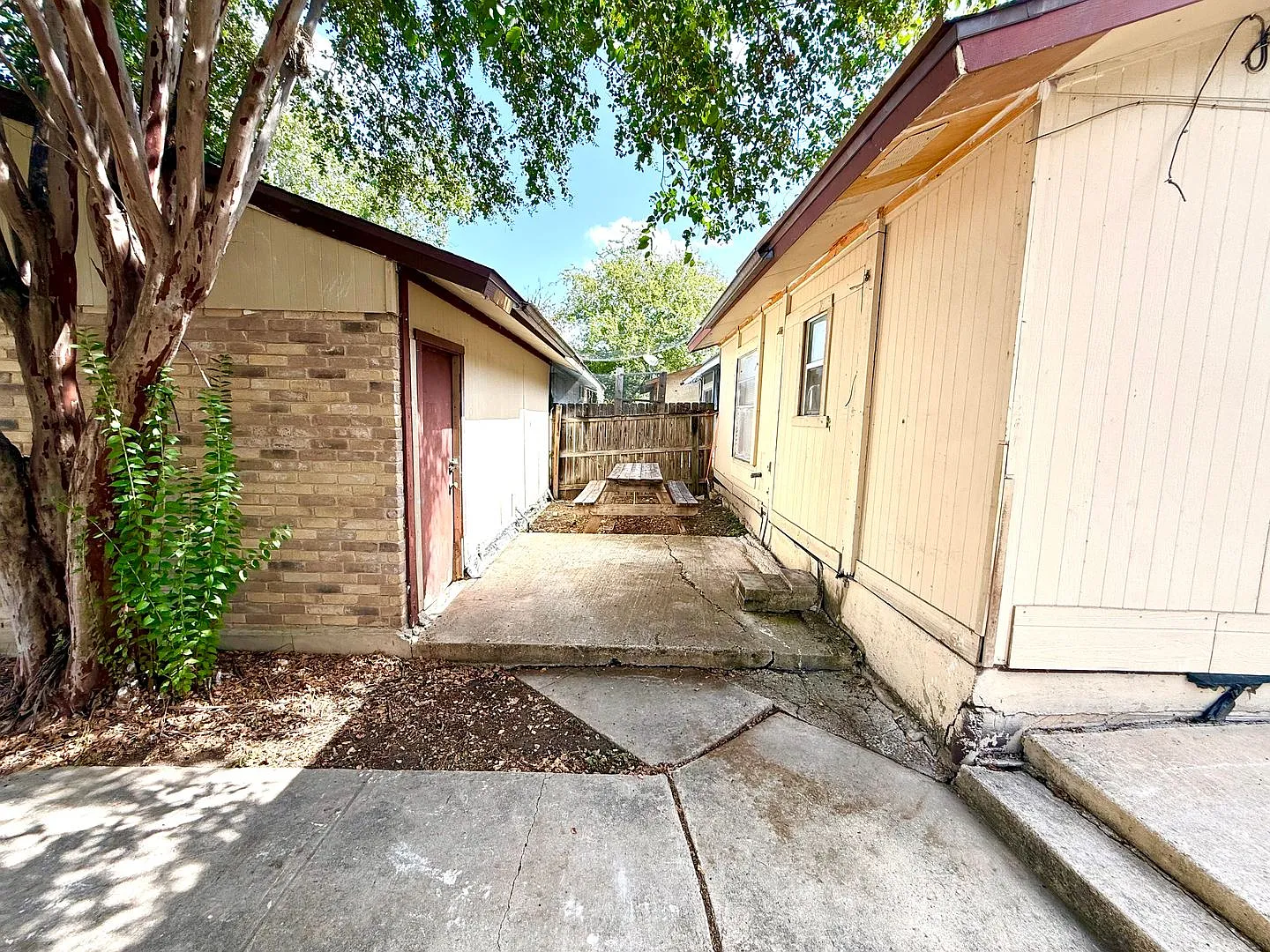 Charming 2-Bedroom Duplex with Fenced Backyard & Detached Garage! — Photo 2