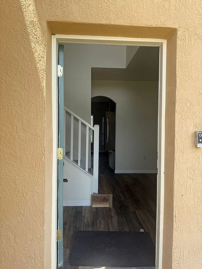 4 bed, 2.5 bath, 2113 sqft, $2,000 — Photo 3