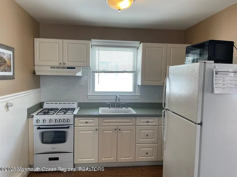 15 Elizabeth Ave — Photo 4