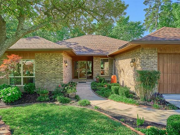 Professionally landscaped yard!