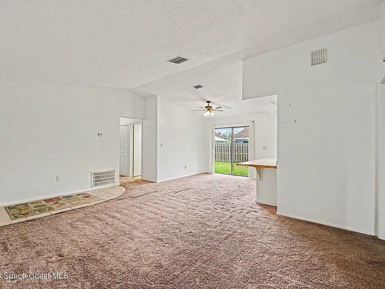 2106 Tarrytown Ln NE — Photo 4